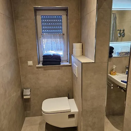 לינה וארוחת בוקר Gaestehaus Rana 3*