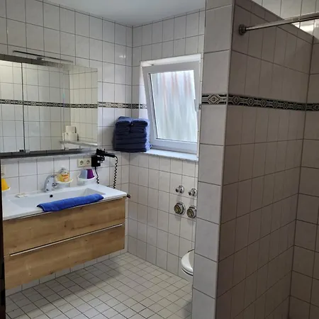 לינה וארוחת בוקר Gaestehaus Rana 3*