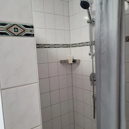 לינה וארוחת בוקר Gaestehaus Rana רוסט