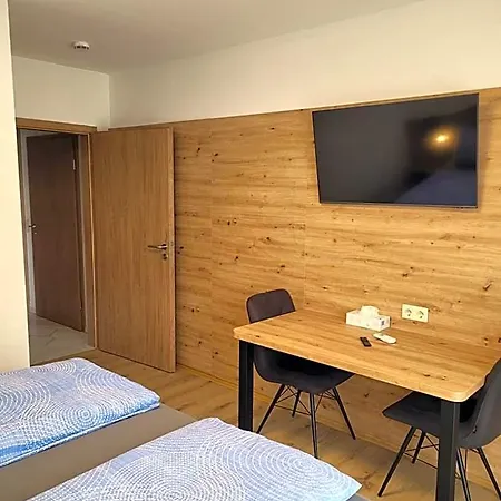 לינה וארוחת בוקר Gaestehaus Rana
